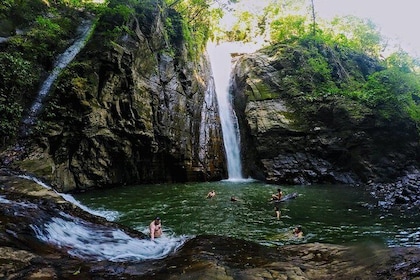 Tamanique瀑布，Cliffjumping，Rockclimbing，徒步旅行和游泳