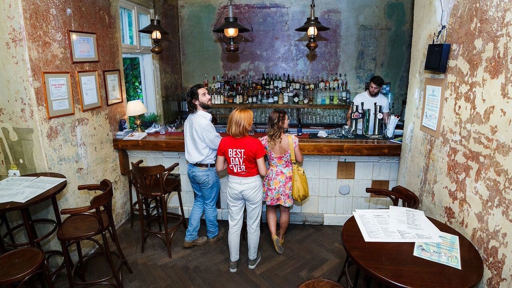 Tour guide and couple at a bar in Bucharest