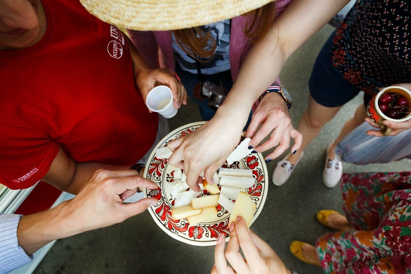 Bucharest: Beers, Bites & Markets Small Group Walking Tour 