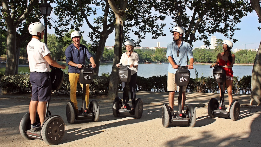 Foto 2 von 4 laden Segway group on a lakeside path in Madrid