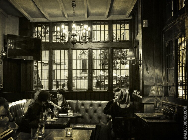 Apri foto 4 di 4. Haunted London Pub Tour