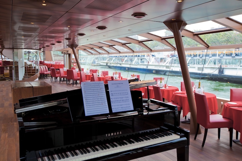 Valentine's Day Dinner Cruise on the Seine river in Paris