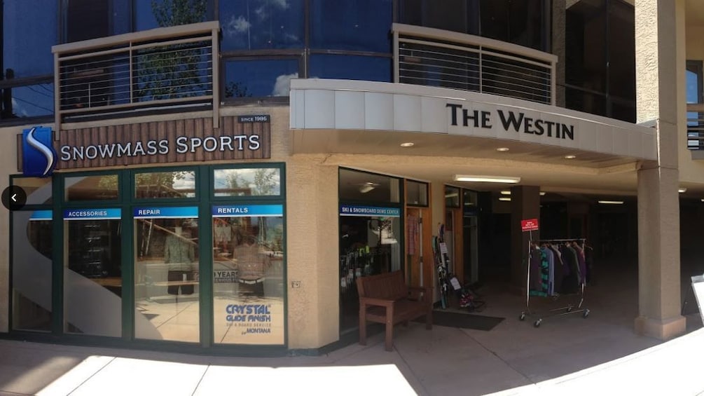 Shopping center with ski rental in Aspen