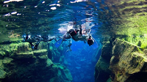 Aventura en grupos pequeños de esnórquel y espeleología de lava en Silfra