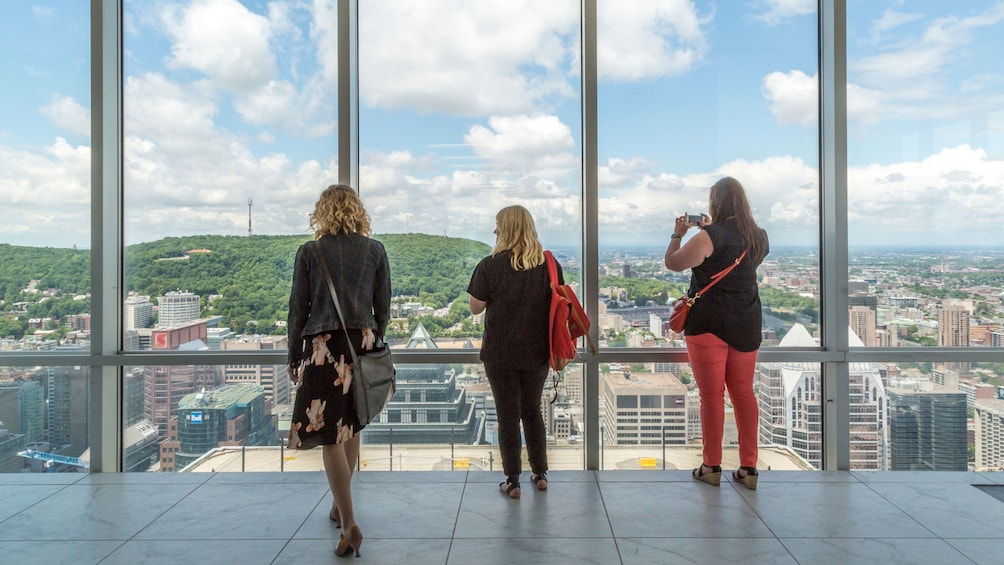 Apri foto 4 di 4. Three women look out at Montreal