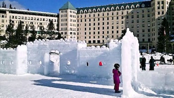 Full-Day Lake Louise & Yoho National Park Tour with Snowshoeing