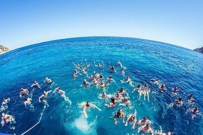 Discover ​​secrets of the sea swimming cave and underwater vision