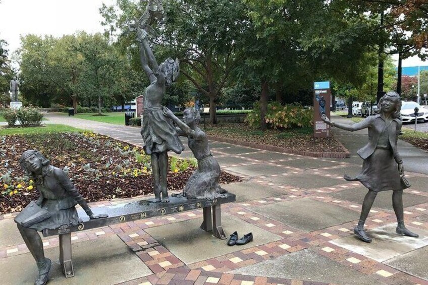 4 Girls Statue