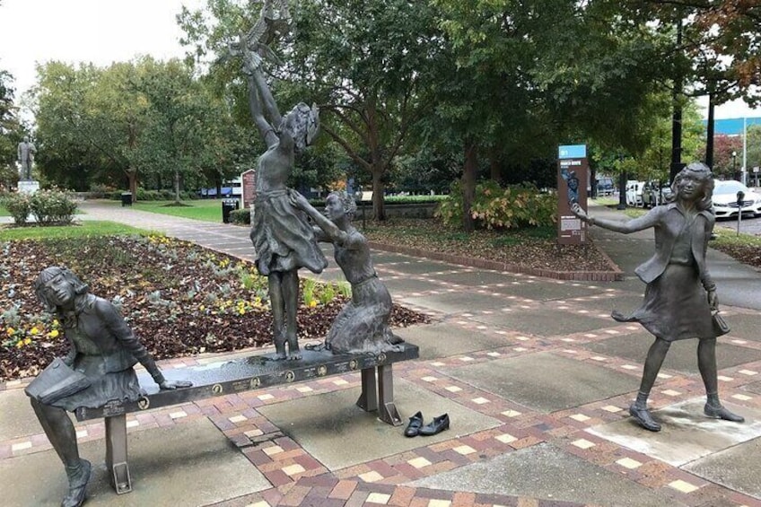 4 Girls Statue