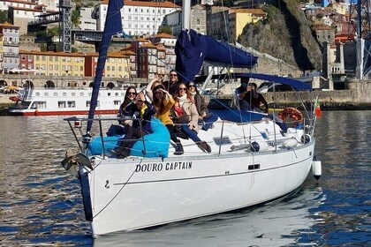 Porto: Private tour on a charming sailboat on the Douro River