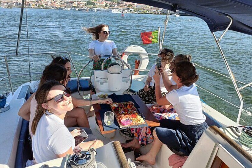 Porto: Cruise on a charming sailboat (private option up to 8p)
