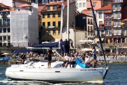 Porto: Private tour on a charming sailboat on the Douro River
