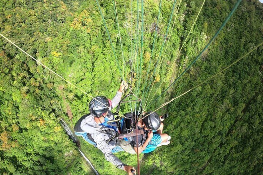 Tour of the island of Tahiti and its peninsula WITH paragliding flight