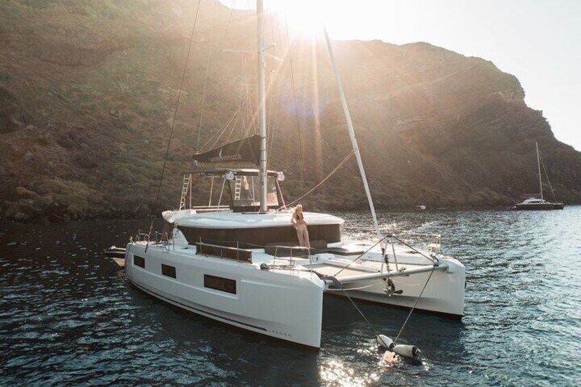 SP Catamaran Majestic Cruise in Santorini with Snacks, Meal & Drinks