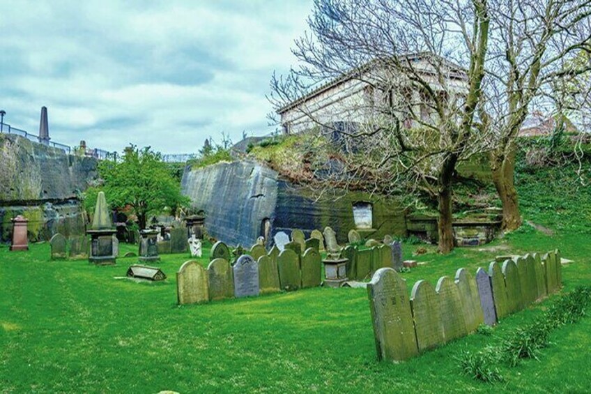 Small-Group St. James Cemetery Tour in Liverpool