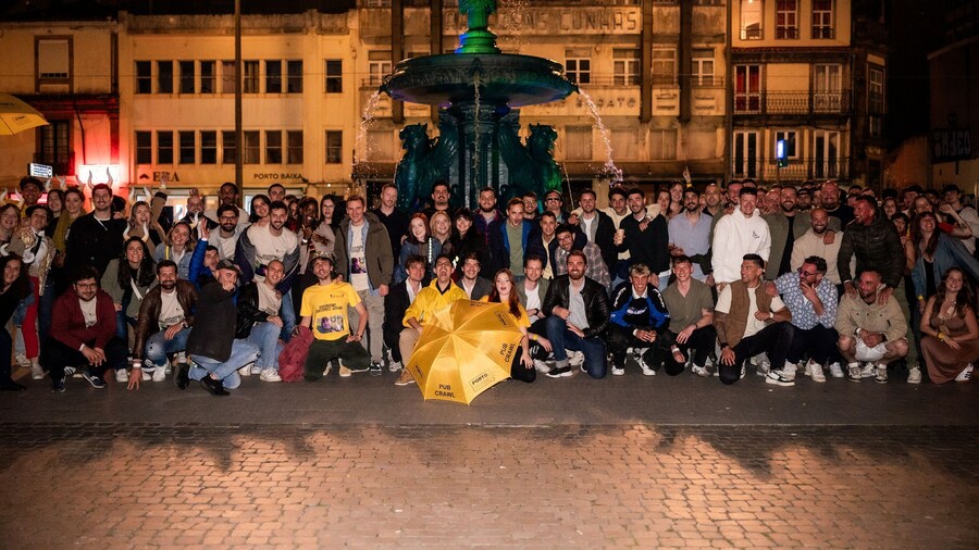 Porto Pub Crawl with 7 Drinks, 4 bars & Skip the line Entry