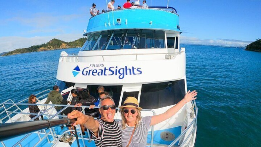 Hole in the Rock Scenic Cruise including Dolphins and Island stop