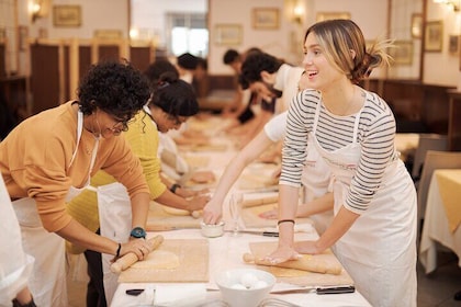 Lezione di cucina sulla pasta a Roma - Lezione di fettuccine a Piazza Navon...