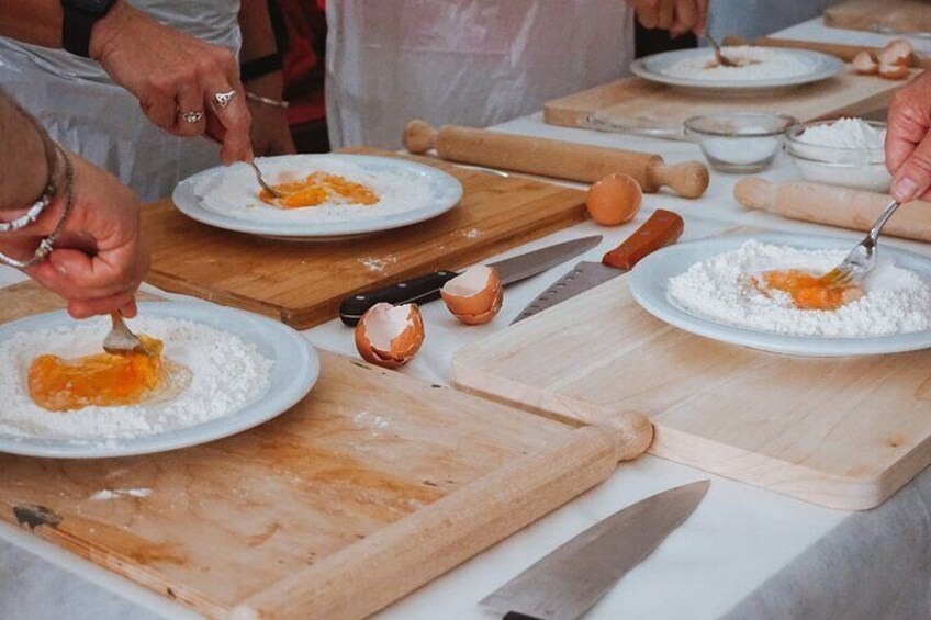 Fettuccine Pasta Making Cooking Classes in Rome - Piazza Navona