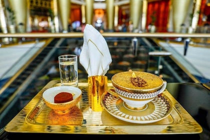 På toppen af Burj Khalifa med akvarium og Burj Al Arab Gold Coffee