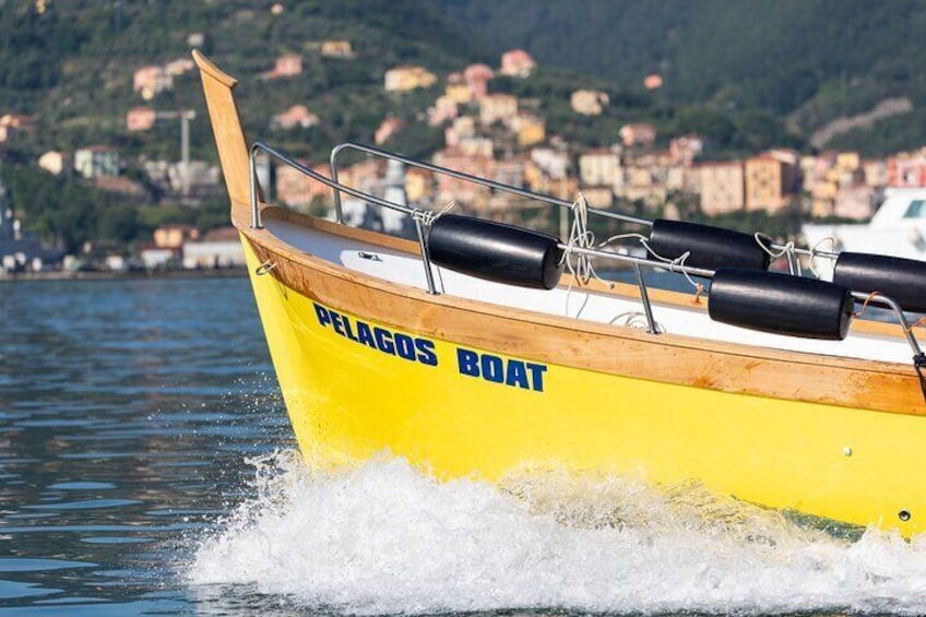 3-Hour Relaxing Tour by Boat with Aperitif in Cinque Terre