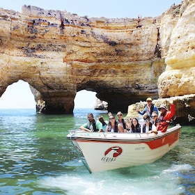 Armação de Pêra : visite guidée en bateau des 15 meilleures grottes de Bena...