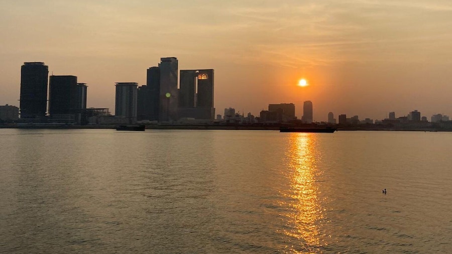 Phnom Penh: Mekong River Sunset Cruise with free flow drink