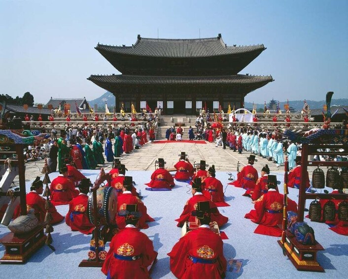 Picture 5 for Activity Seoul: Gyeongbok Palace, Bukchon Village, and Gwangjang Tour