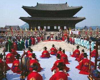 Soul: Gyeongbokin palatsi, Bukchonin kylä ja Gwangjangin kierros.