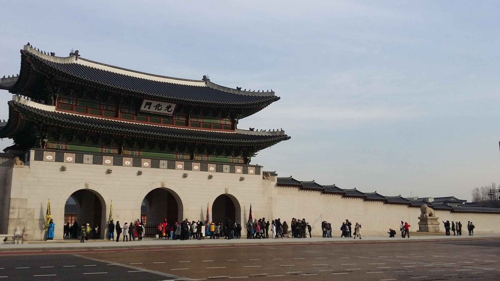 Picture 1 for Activity Seoul: Gyeongbok Palace, Bukchon Village, and Gwangjang Tour