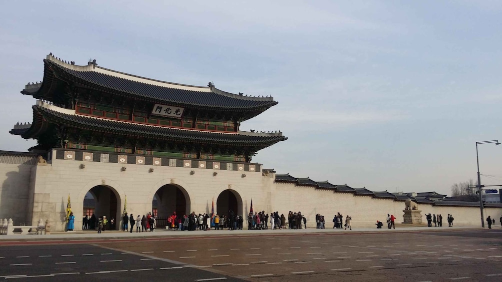 Picture 1 for Activity Seoul: Gyeongbok Palace, Bukchon Village, and Gwangjang Tour