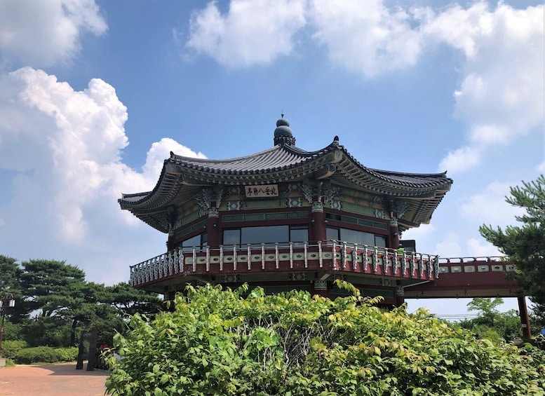 Picture 10 for Activity Seoul: Gyeongbok Palace, Bukchon Village, and Gwangjang Tour