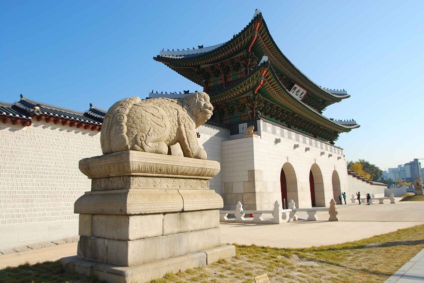 Picture 2 for Activity Seoul: Gyeongbok Palace, Bukchon Village, and Gwangjang Tour