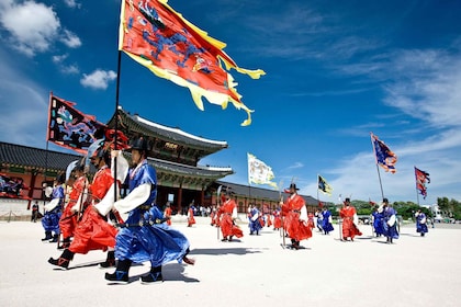 Séoul : Palais de Gyeongbok, village de Bukchon et visite de Gwangjang