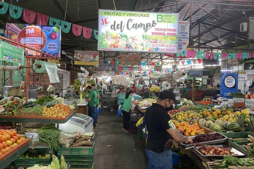 Picture 5 for Activity Santiago de Cali: Fruit Market Walking Tour with Tastings