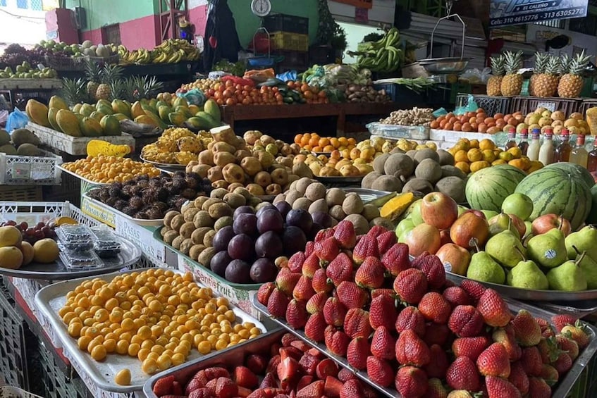 Picture 1 for Activity Santiago de Cali: Fruit Market Walking Tour with Tastings