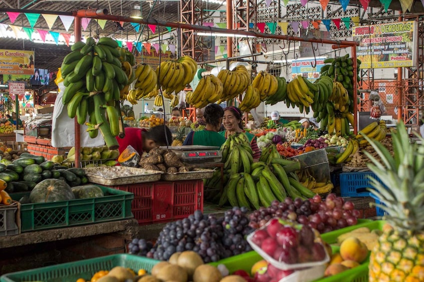 Cali: Fruit Market Walking Tour with Tastings