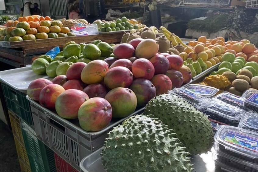 Picture 3 for Activity Santiago de Cali: Fruit Market Walking Tour with Tastings
