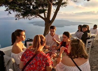Santorini: Spaziergang bei Sonnenuntergang mit lokalen Speisen und Getränke...