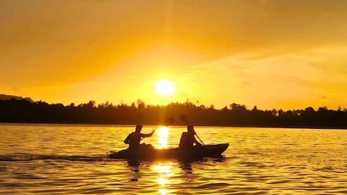 Krabi: Tour in kayak al tramonto di Ao Thalane con cena barbecue