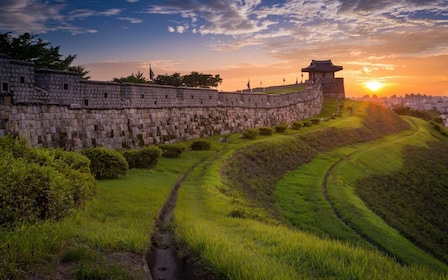 Van Seoul: avondtour naar Suwon Hwaseong-fort, dat op de werelderfgoedlijst...