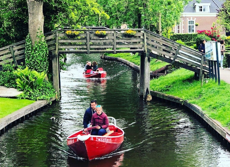 Amsterdam: Zaanse Schans & Giethoorn Guided Combo Tour