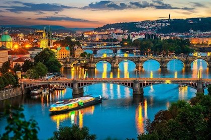 Prag: Nattkryssning med buffé på floden Vltava