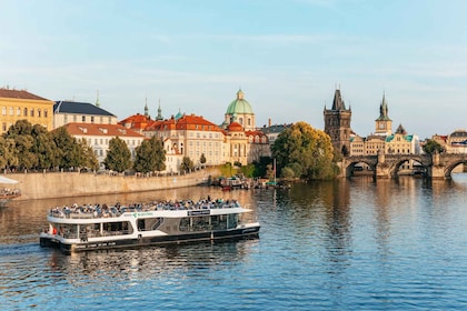 Praga: Crociera notturna sul fiume Moldava con buffet