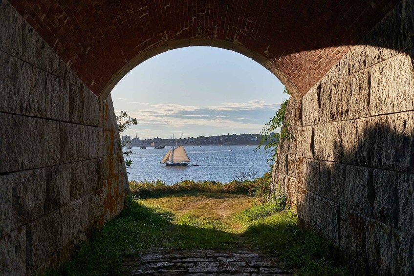 Portland: Private Island Fort Tour