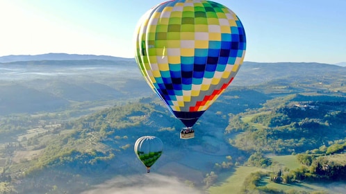 Sienne : Vol en montgolfière au-dessus de la Toscane avec un verre de vin