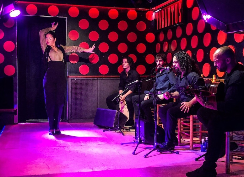 Barcelona: Gothic Quarter and Flamenco Show (Small Group)