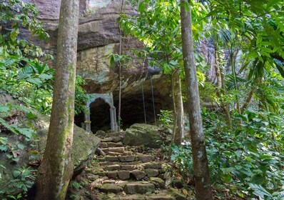 Desde Colombo: excursión de un día a la expedición a la cueva de Belilena