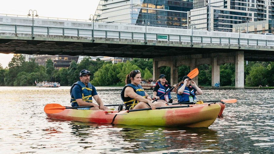 Austin: Sunset Bat Watching Kayak Tour
