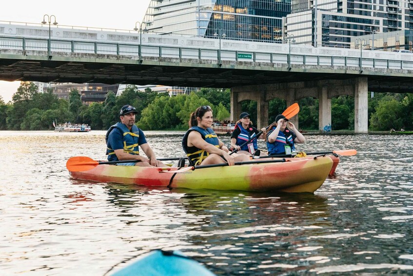 Austin: Sunset Bat Watching Kayak Tour